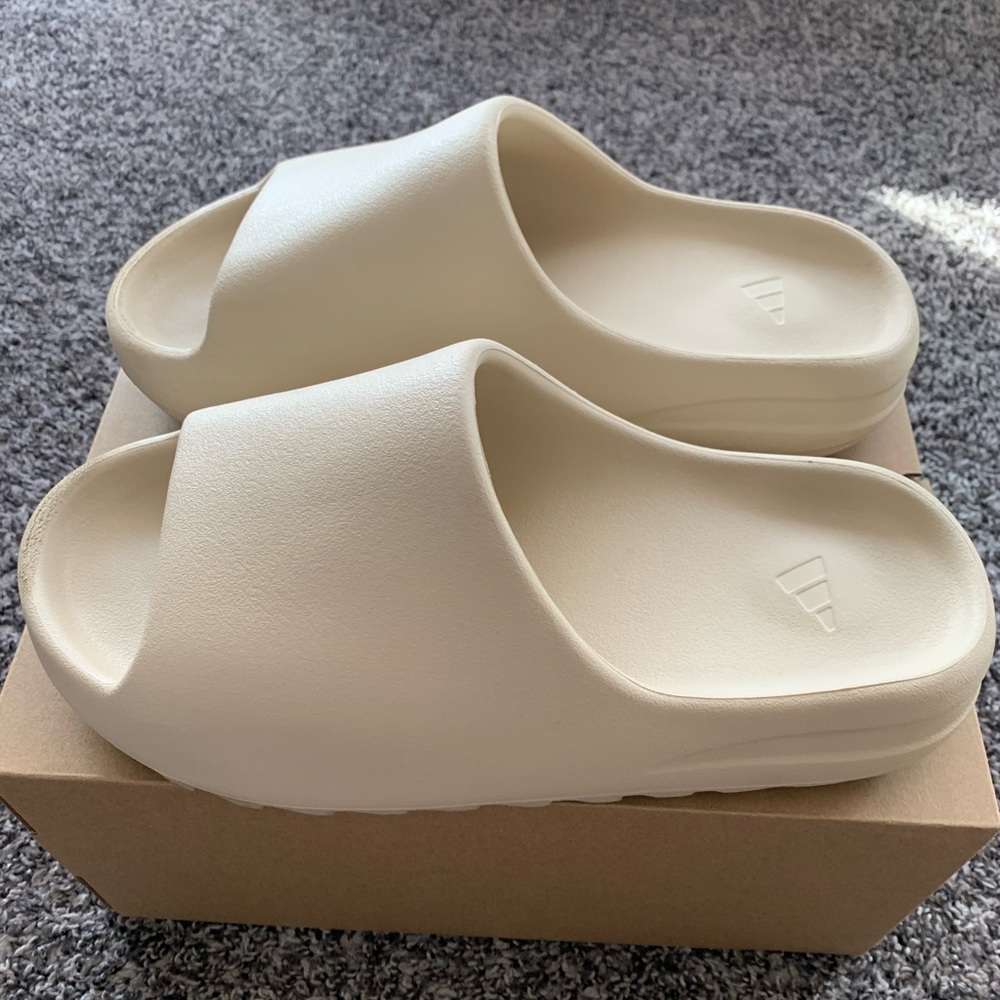 Yeezy Slide ‘Bone’